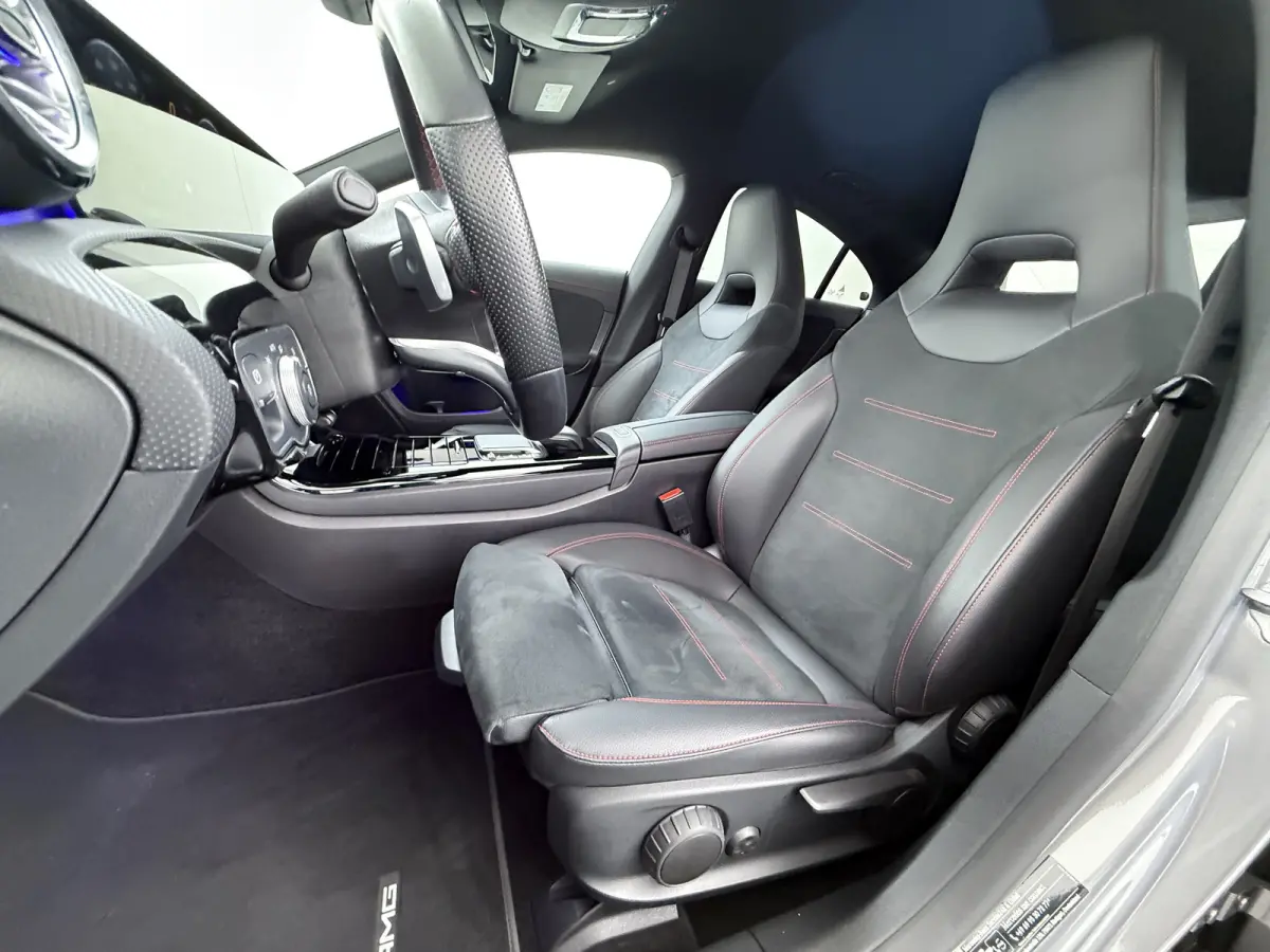 250e AMG // SoH 92,2% // Keyless Entry // Sfeerverlichting // Camera // 19" AMG Velgen // Apple Carplay // Android Auto // Privacy Glas