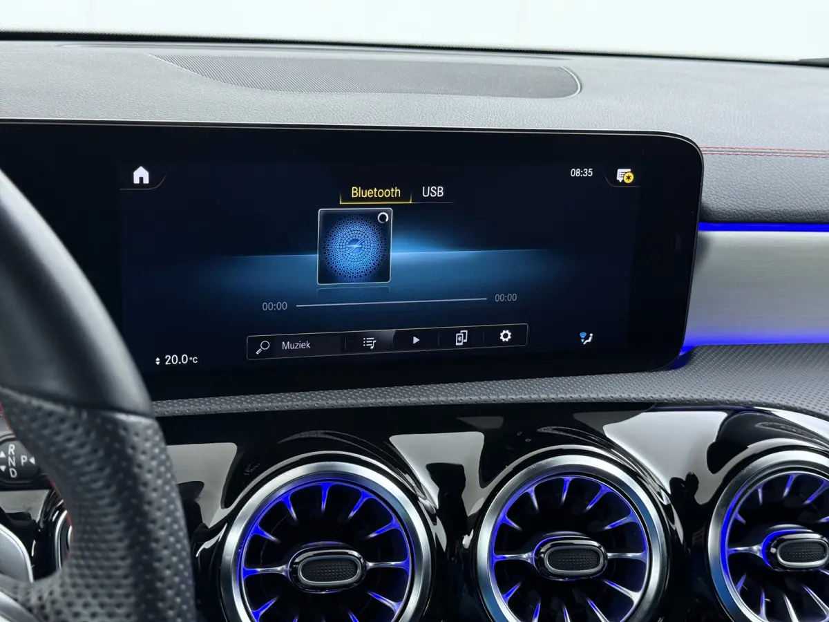 250e AMG // SoH 92,2% // Keyless Entry // Sfeerverlichting // Camera // 19" AMG Velgen // Apple Carplay // Android Auto // Privacy Glas