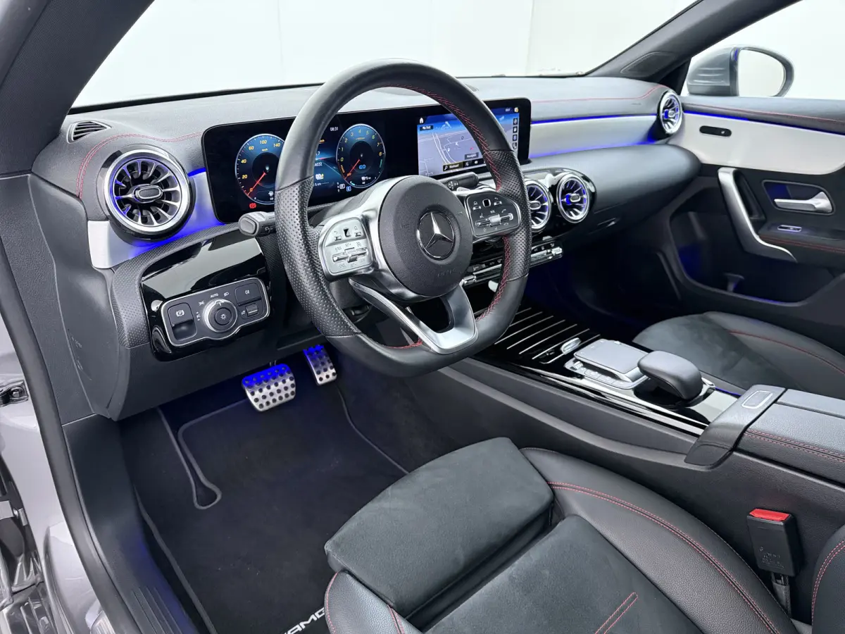 250e AMG // SoH 92,2% // Keyless Entry // Sfeerverlichting // Camera // 19" AMG Velgen // Apple Carplay // Android Auto // Privacy Glas