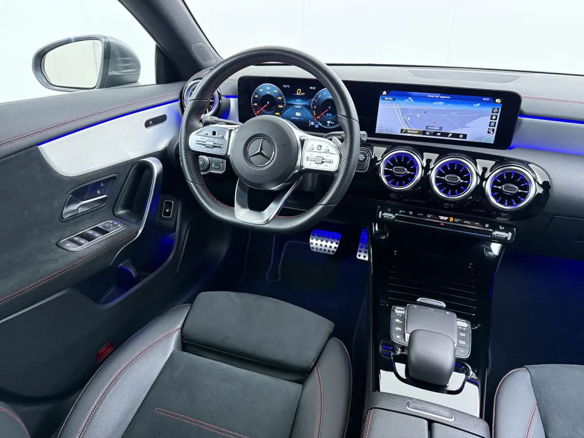 250e AMG // SoH 92,2% // Keyless Entry // Sfeerverlichting // Camera // 19" AMG Velgen // Apple Carplay // Android Auto // Privacy Glas