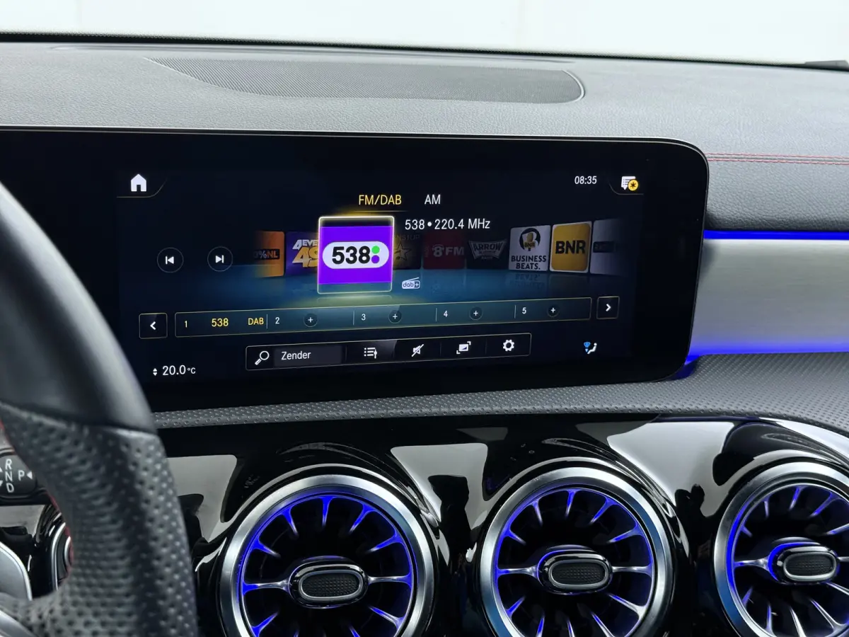 250e AMG // SoH 92,2% // Keyless Entry // Sfeerverlichting // Camera // 19" AMG Velgen // Apple Carplay // Android Auto // Privacy Glas