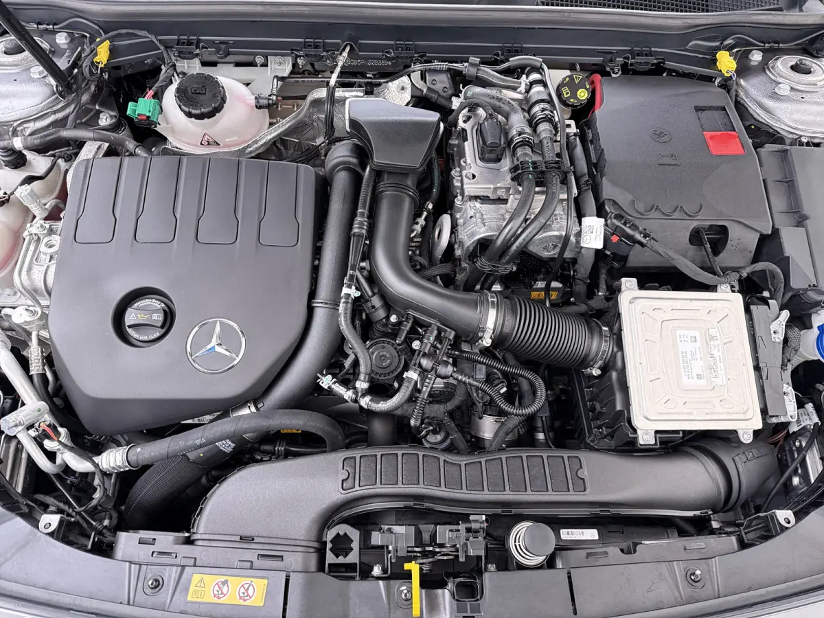 250e AMG // SoH 92,2% // Keyless Entry // Sfeerverlichting // Camera // 19" AMG Velgen // Apple Carplay // Android Auto // Privacy Glas