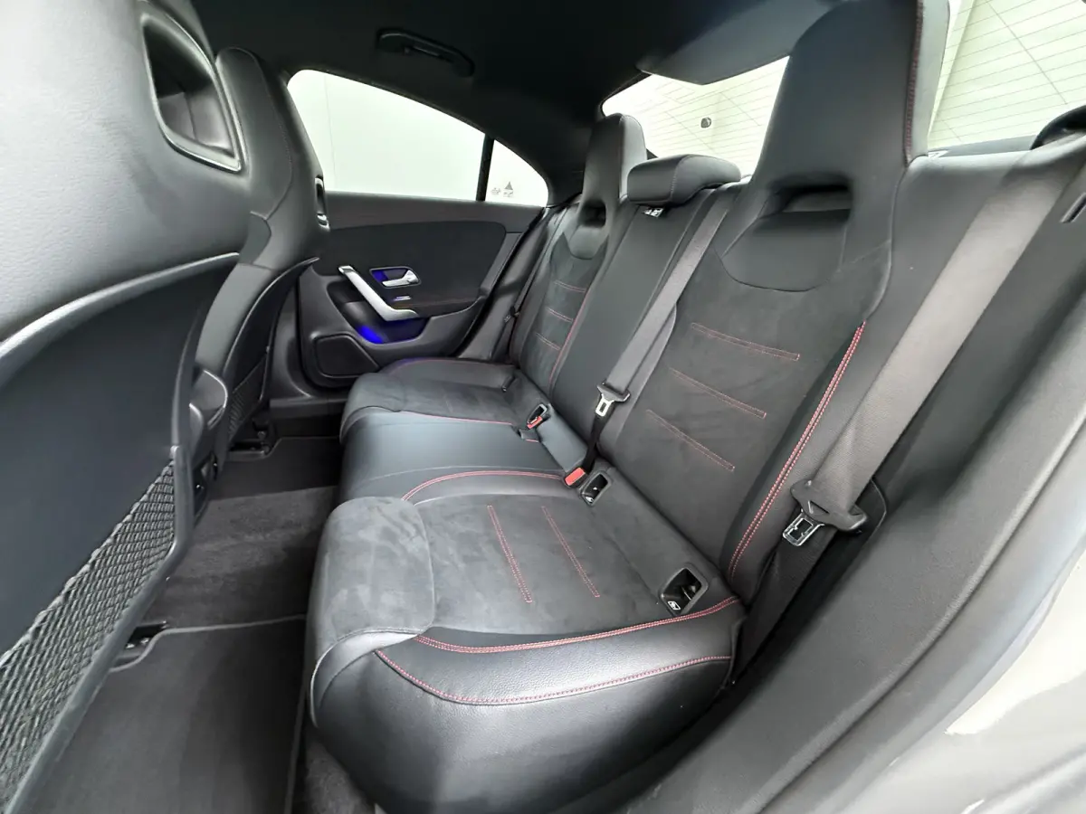 250e AMG // SoH 92,2% // Keyless Entry // Sfeerverlichting // Camera // 19" AMG Velgen // Apple Carplay // Android Auto // Privacy Glas