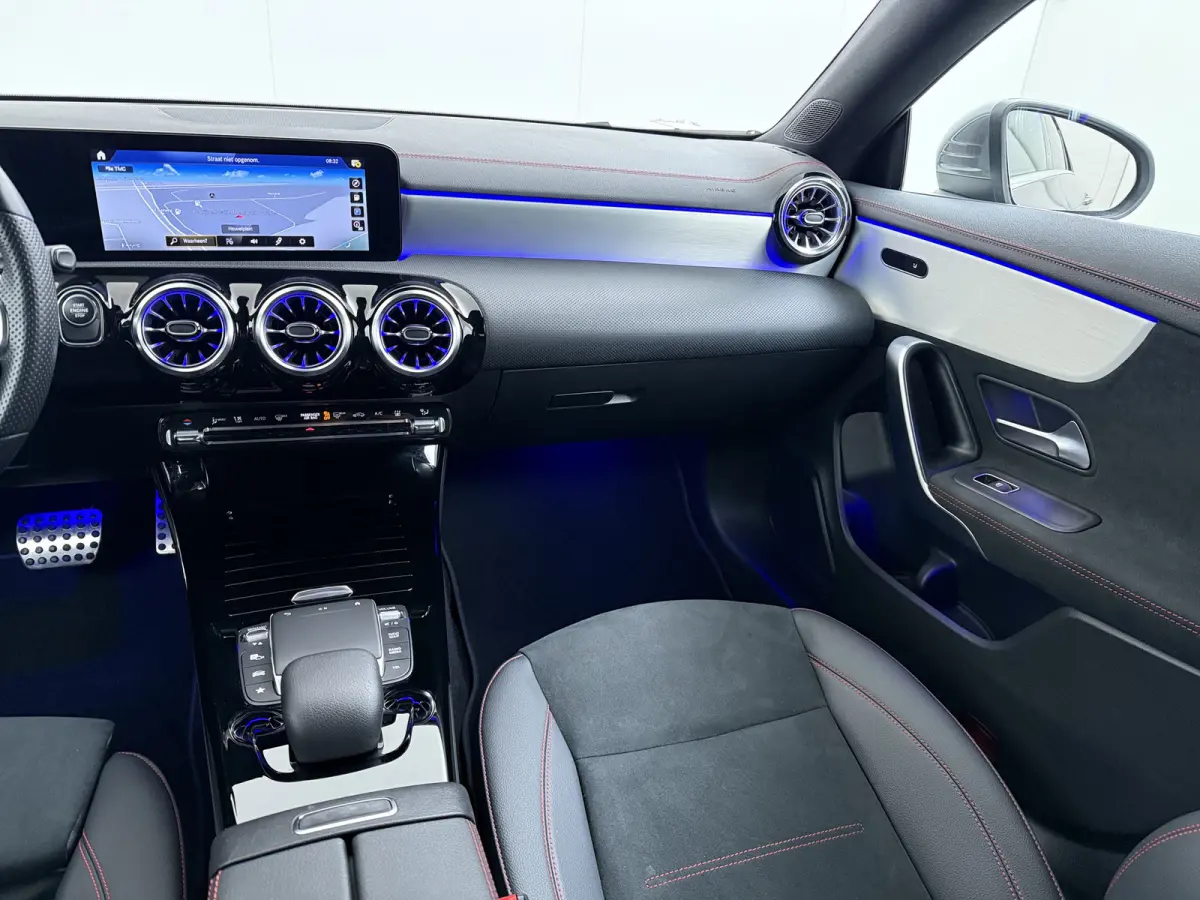 250e AMG // SoH 92,2% // Keyless Entry // Sfeerverlichting // Camera // 19" AMG Velgen // Apple Carplay // Android Auto // Privacy Glas
