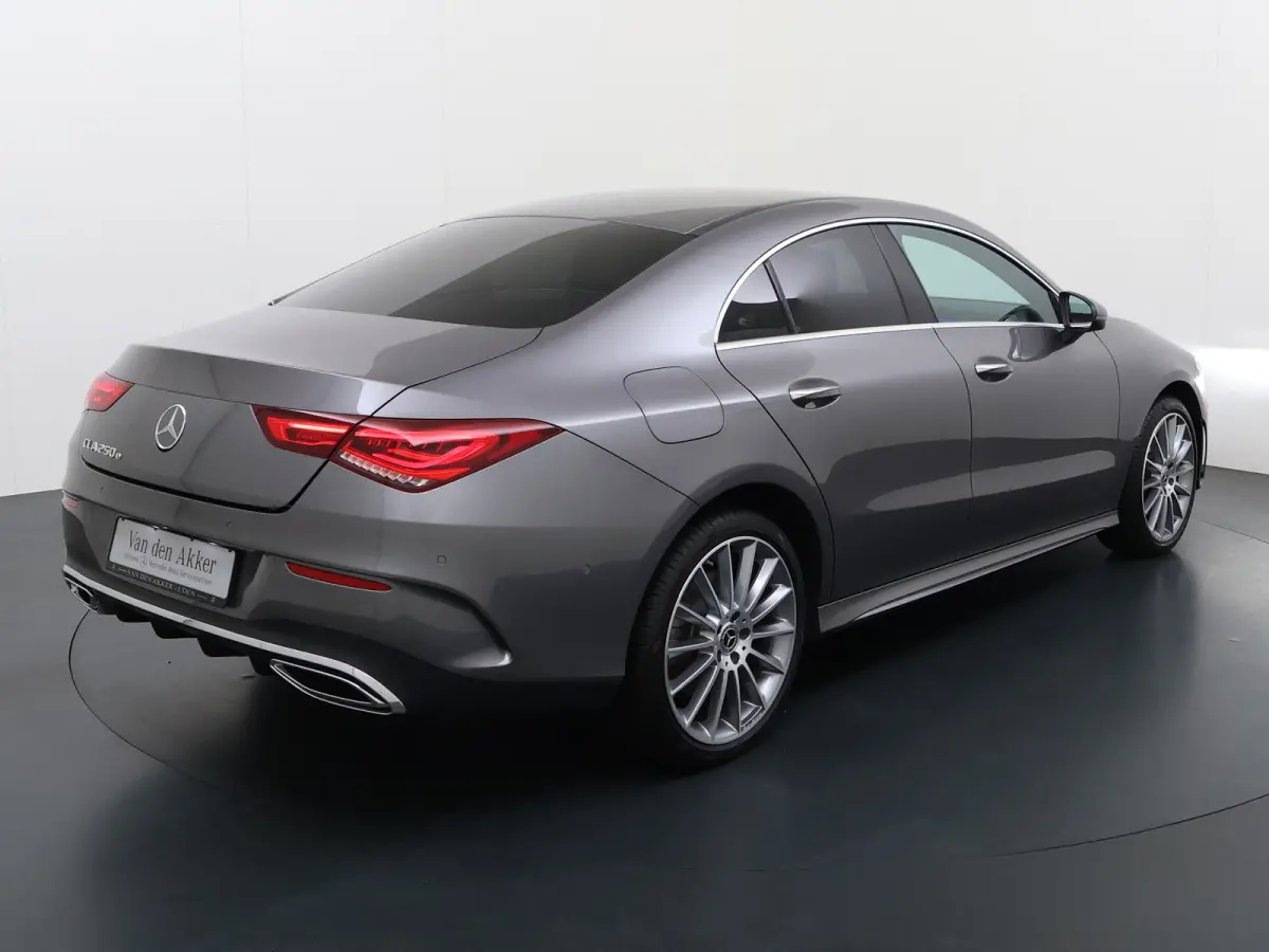 250e AMG // SoH 92,2% // Keyless Entry // Sfeerverlichting // Camera // 19" AMG Velgen // Apple Carplay // Android Auto // Privacy Glas