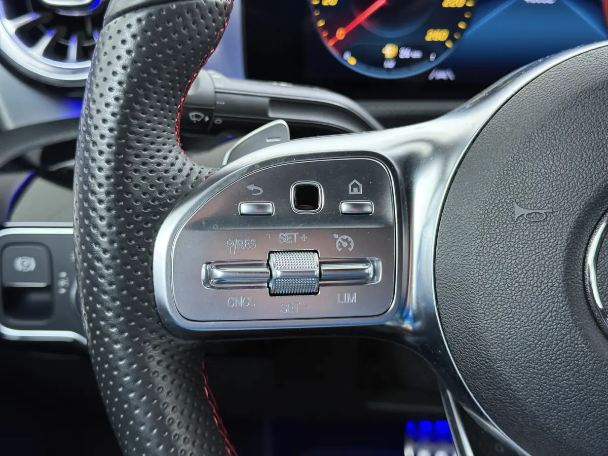 250e AMG // SoH 92,2% // Keyless Entry // Sfeerverlichting // Camera // 19" AMG Velgen // Apple Carplay // Android Auto // Privacy Glas