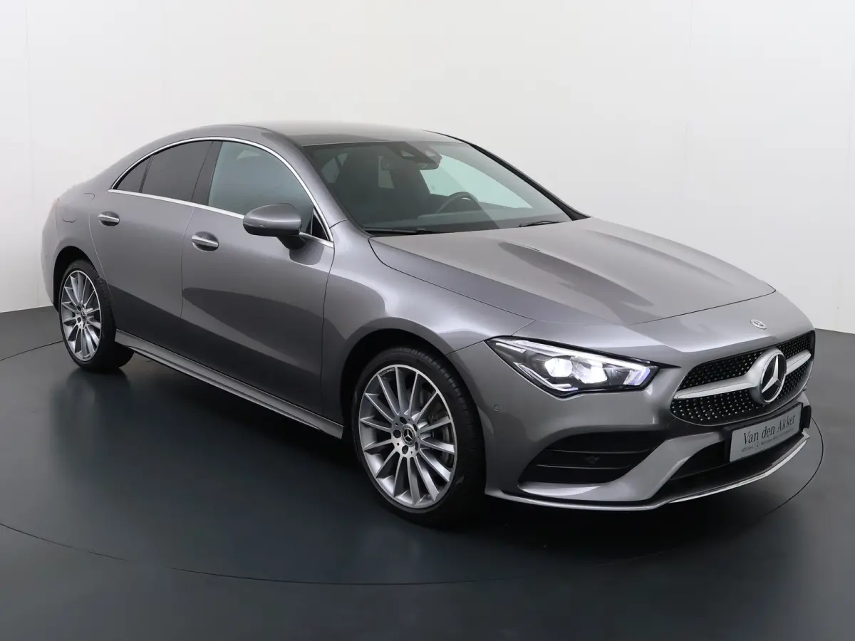 250e AMG // SoH 92,2% // Keyless Entry // Sfeerverlichting // Camera // 19" AMG Velgen // Apple Carplay // Android Auto // Privacy Glas