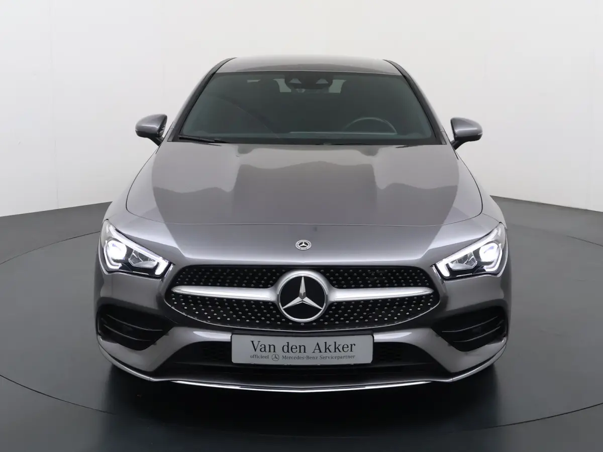 250e AMG // SoH 92,2% // Keyless Entry // Sfeerverlichting // Camera // 19" AMG Velgen // Apple Carplay // Android Auto // Privacy Glas