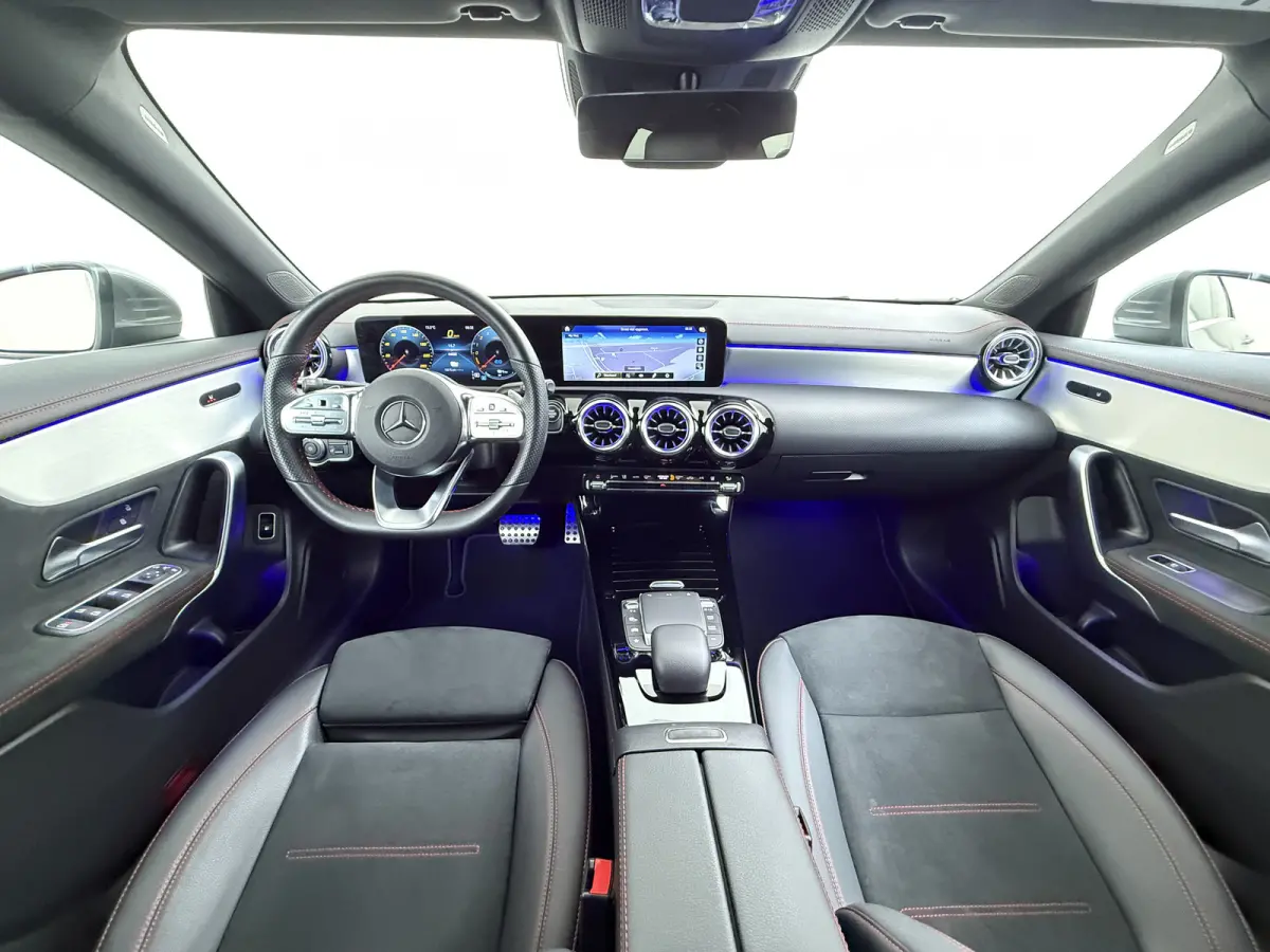250e AMG // SoH 92,2% // Keyless Entry // Sfeerverlichting // Camera // 19" AMG Velgen // Apple Carplay // Android Auto // Privacy Glas