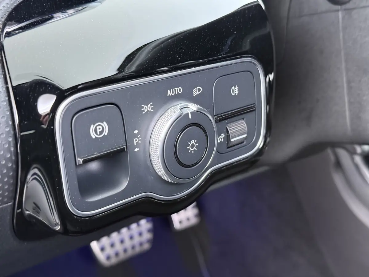 250e AMG // SoH 92,2% // Keyless Entry // Sfeerverlichting // Camera // 19" AMG Velgen // Apple Carplay // Android Auto // Privacy Glas