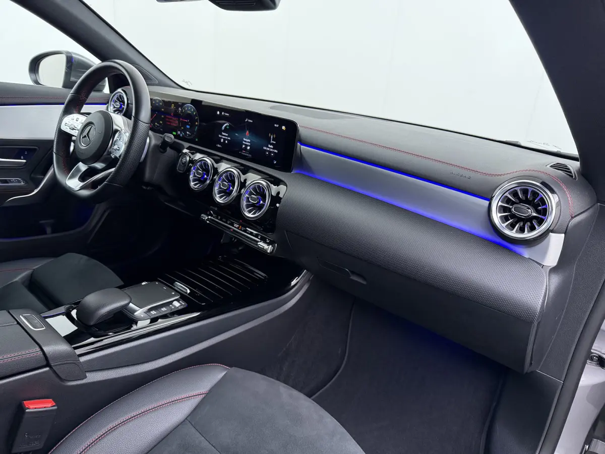 250e AMG // SoH 92,2% // Keyless Entry // Sfeerverlichting // Camera // 19" AMG Velgen // Apple Carplay // Android Auto // Privacy Glas