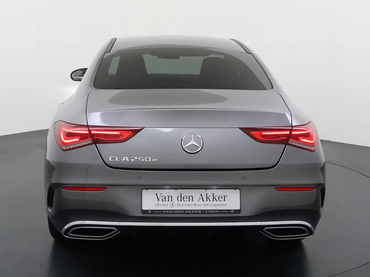 250e AMG // SoH 92,2% // Keyless Entry // Sfeerverlichting // Camera // 19" AMG Velgen // Apple Carplay // Android Auto // Privacy Glas