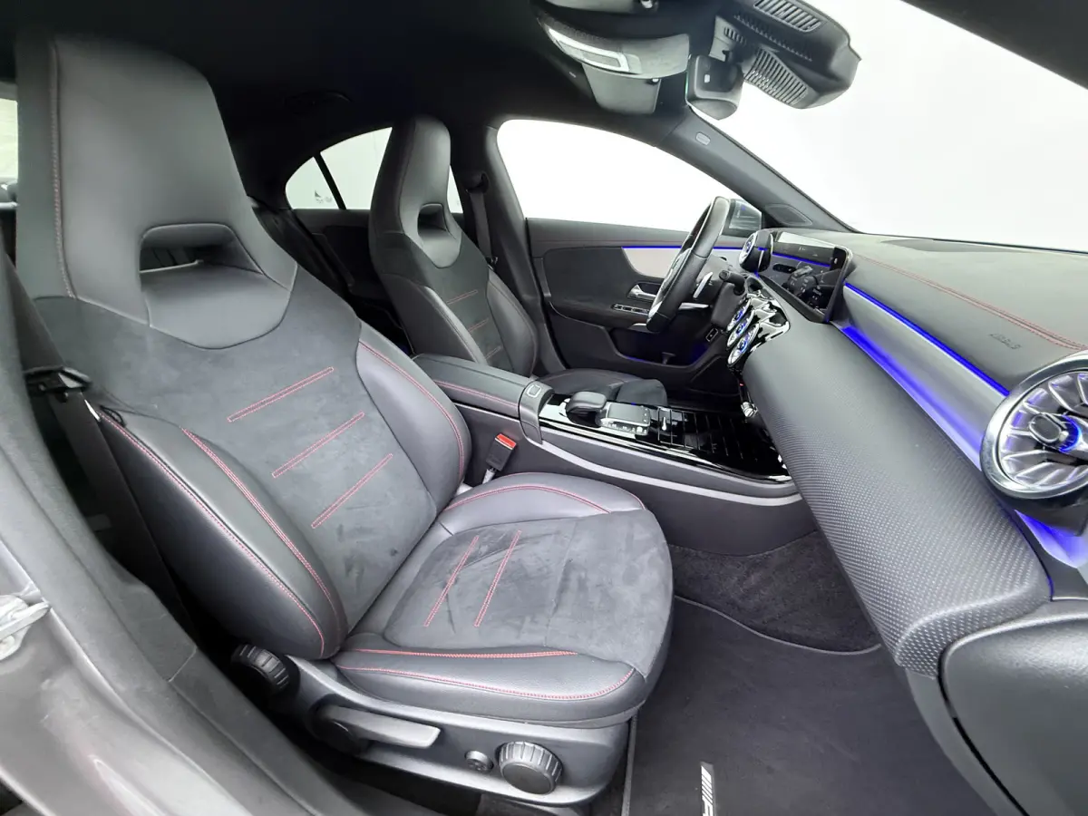 250e AMG // SoH 92,2% // Keyless Entry // Sfeerverlichting // Camera // 19" AMG Velgen // Apple Carplay // Android Auto // Privacy Glas