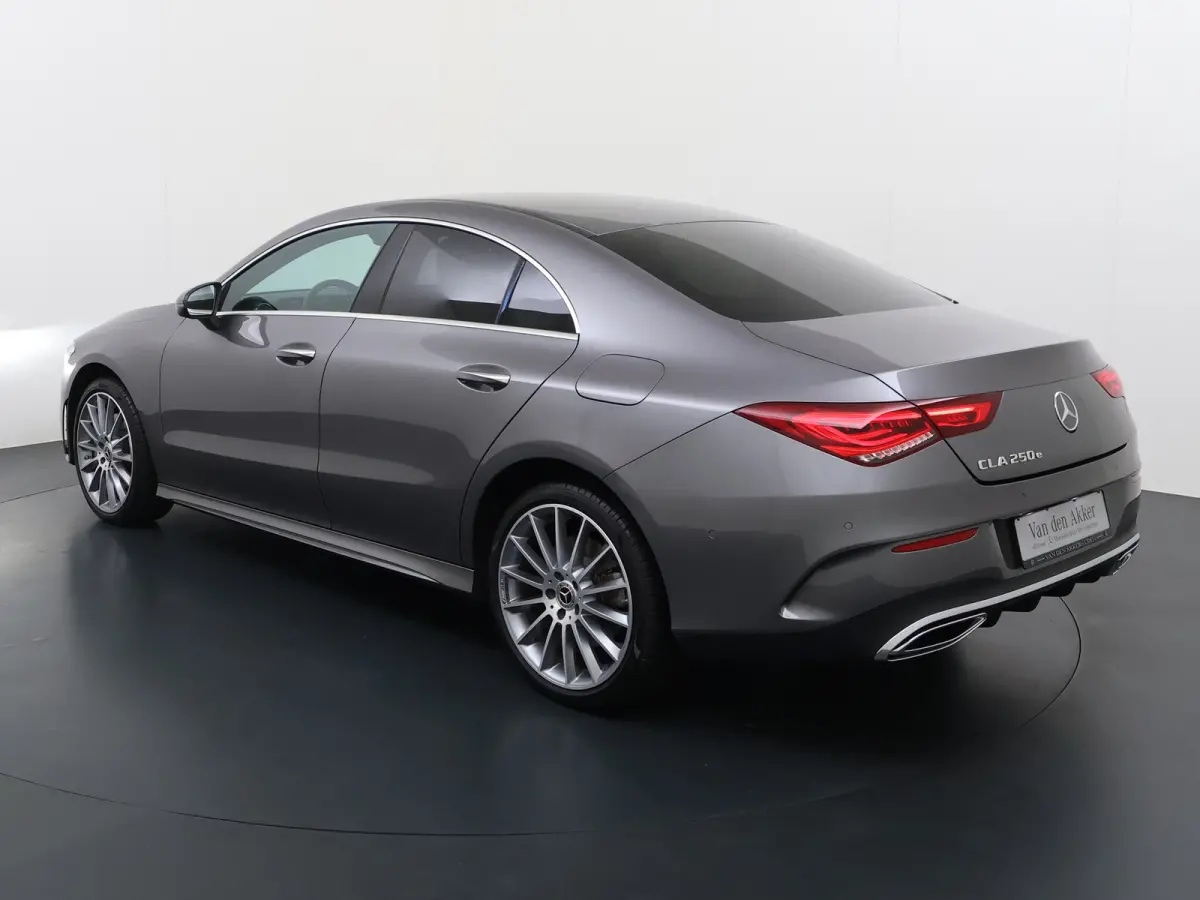 250e AMG // SoH 92,2% // Keyless Entry // Sfeerverlichting // Camera // 19" AMG Velgen // Apple Carplay // Android Auto // Privacy Glas