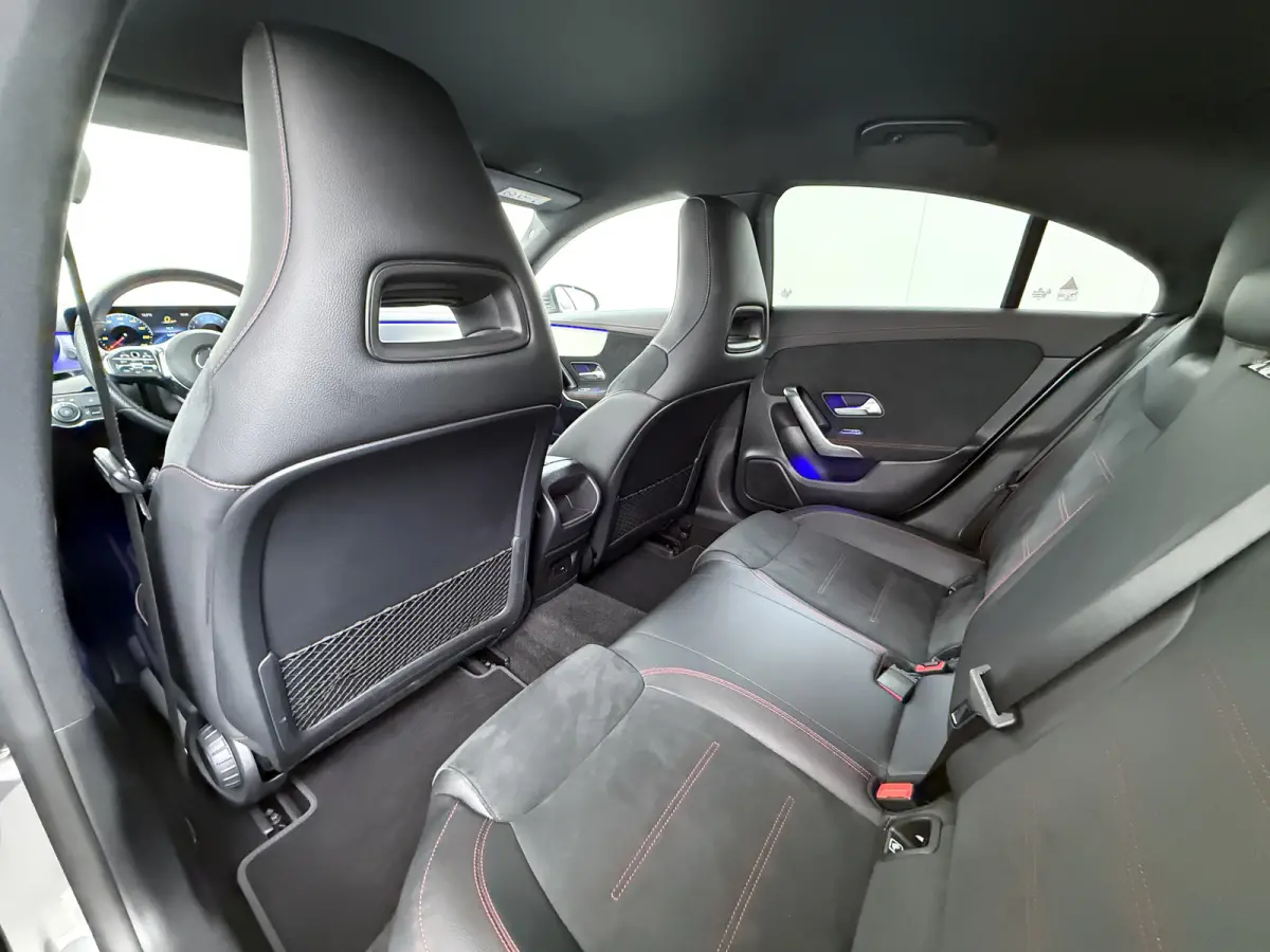 250e AMG // SoH 92,2% // Keyless Entry // Sfeerverlichting // Camera // 19" AMG Velgen // Apple Carplay // Android Auto // Privacy Glas