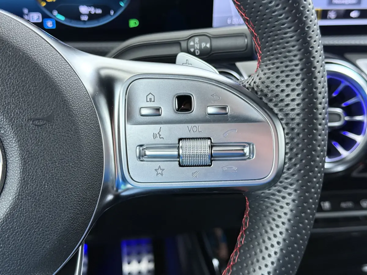 250e AMG // SoH 92,2% // Keyless Entry // Sfeerverlichting // Camera // 19" AMG Velgen // Apple Carplay // Android Auto // Privacy Glas
