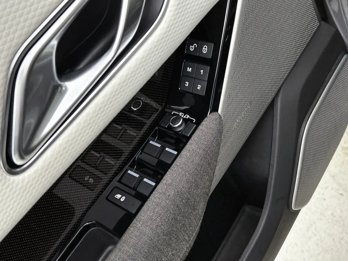 3.0 V6 AWD R-Dynamic HSE (Dealer OnderH, Panorama, Trekhaak, Carplay, Etc)