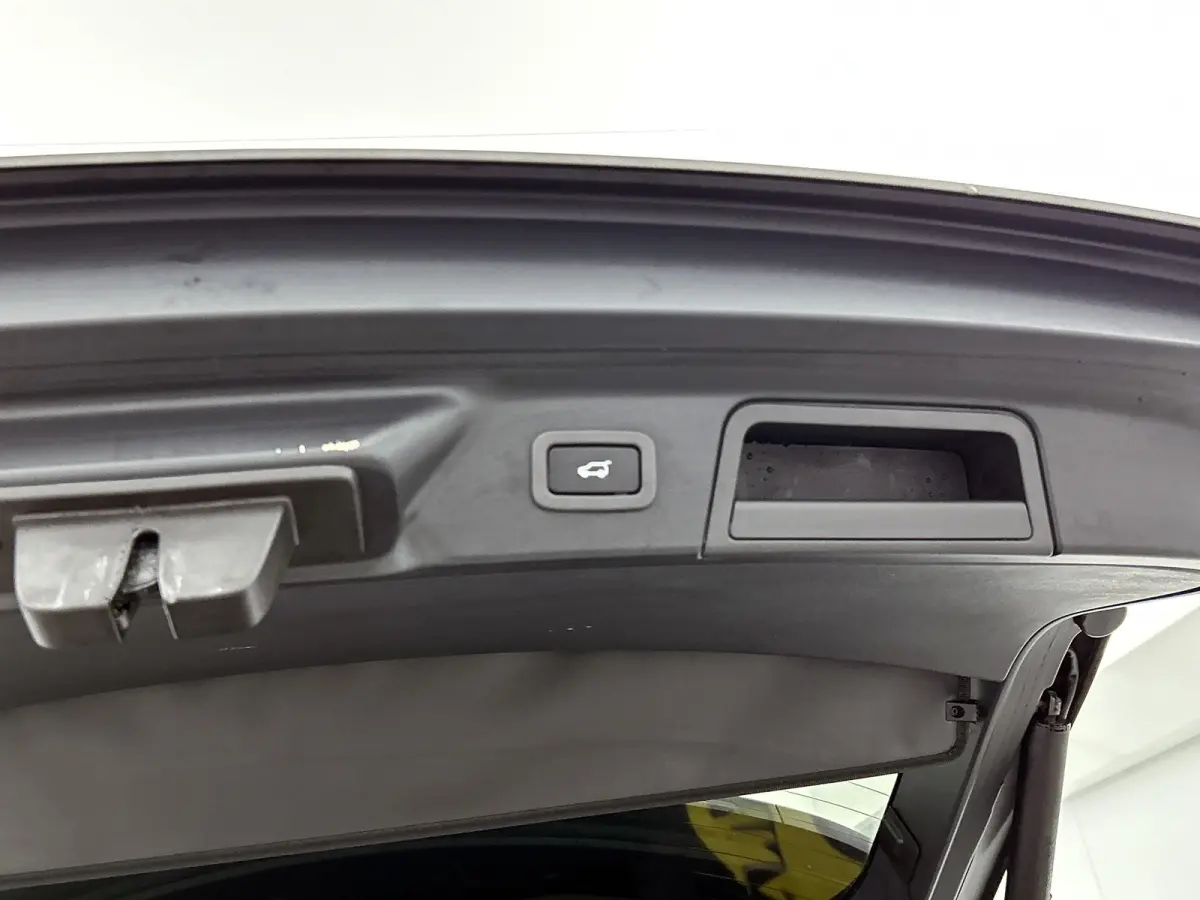3.0 V6 AWD R-Dynamic HSE (Dealer OnderH, Panorama, Trekhaak, Carplay, Etc)