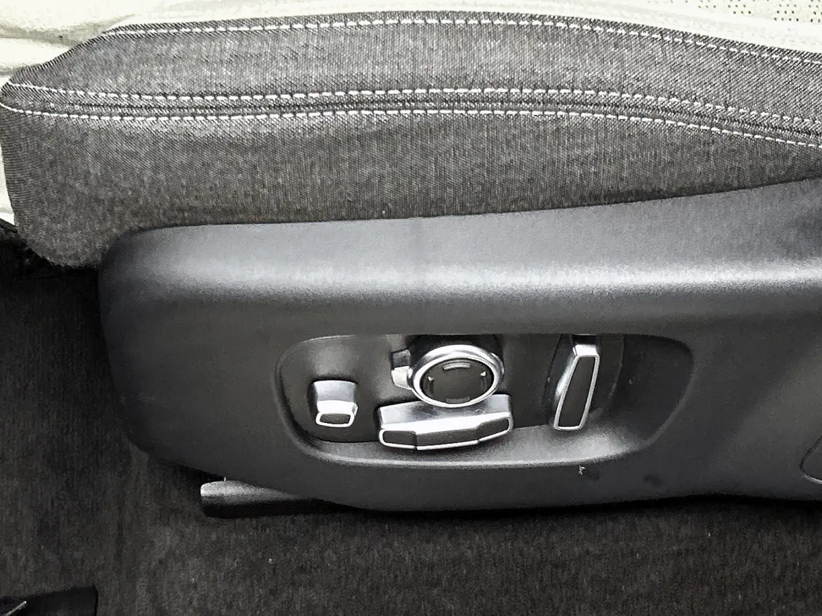3.0 V6 AWD R-Dynamic HSE (Dealer OnderH, Panorama, Trekhaak, Carplay, Etc)