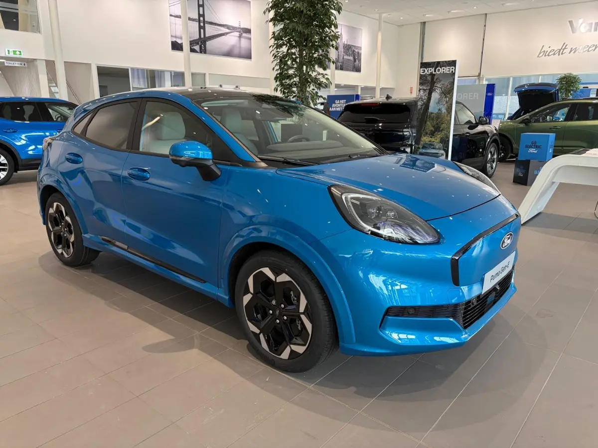 Premium 47 kWh | NIEUW TE BESTELLEN! | B&O AUDIO | STUUR, STOEL EN VOORRUITVERWARMING | 360 GRADEN CAMERA | PARKEERSENSOREN VOOR ÉN ACHTER | ADAPTIEVE CRUISE CONTROL | PANORAMADAK| KEYLESS 