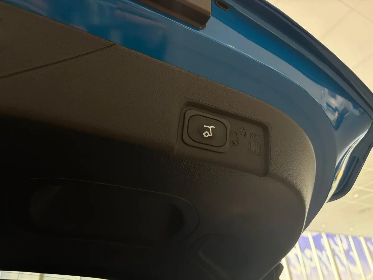 Premium 47 kWh | NIEUW TE BESTELLEN! | B&O AUDIO | STUUR, STOEL EN VOORRUITVERWARMING | 360 GRADEN CAMERA | PARKEERSENSOREN VOOR ÉN ACHTER | ADAPTIEVE CRUISE CONTROL | PANORAMADAK| KEYLESS 