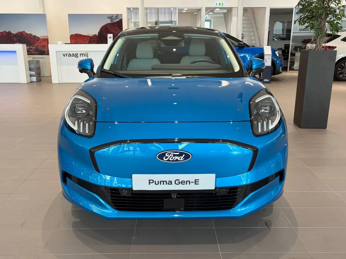 Premium 47 kWh | NIEUW TE BESTELLEN! | B&O AUDIO | STUUR, STOEL EN VOORRUITVERWARMING | 360 GRADEN CAMERA | PARKEERSENSOREN VOOR ÉN ACHTER | ADAPTIEVE CRUISE CONTROL | PANORAMADAK| KEYLESS 