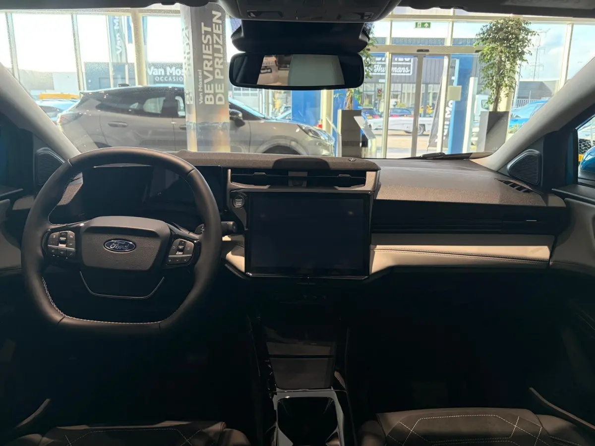 Premium 47 kWh | NIEUW TE BESTELLEN! | B&O AUDIO | STUUR, STOEL EN VOORRUITVERWARMING | 360 GRADEN CAMERA | PARKEERSENSOREN VOOR ÉN ACHTER | ADAPTIEVE CRUISE CONTROL | PANORAMADAK| KEYLESS 