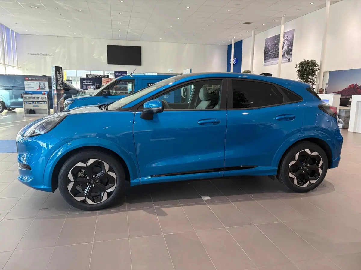 Premium 47 kWh | NIEUW TE BESTELLEN! | B&O AUDIO | STUUR, STOEL EN VOORRUITVERWARMING | 360 GRADEN CAMERA | PARKEERSENSOREN VOOR ÉN ACHTER | ADAPTIEVE CRUISE CONTROL | PANORAMADAK| KEYLESS 