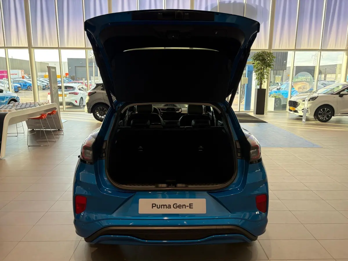 Premium 47 kWh | NIEUW TE BESTELLEN! | B&O AUDIO | STUUR, STOEL EN VOORRUITVERWARMING | 360 GRADEN CAMERA | PARKEERSENSOREN VOOR ÉN ACHTER | ADAPTIEVE CRUISE CONTROL | PANORAMADAK| KEYLESS 