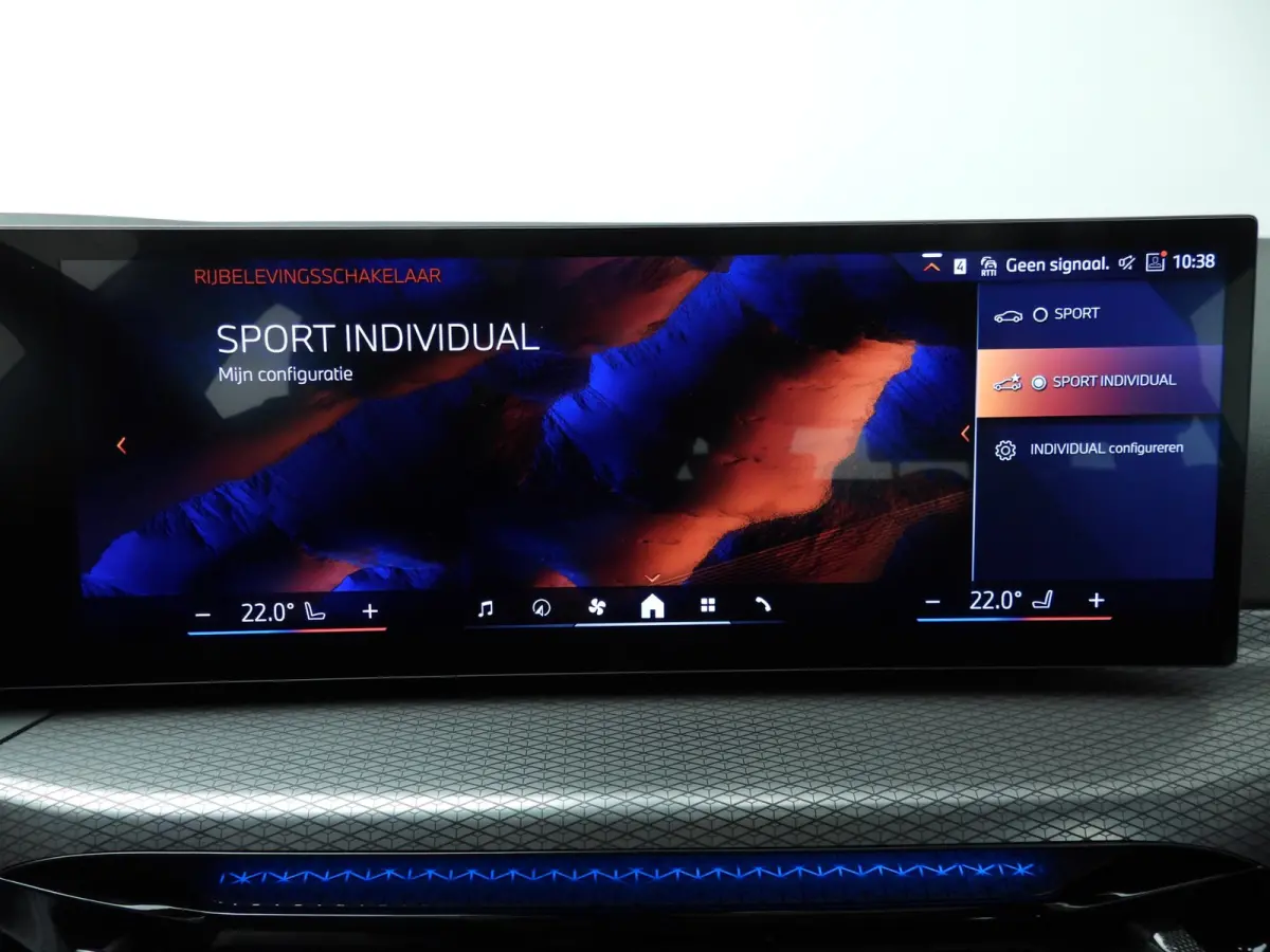 318i | M-Sportpakket | LED | Navigatie | Schuifdak | Trekhaak | Stoelverwarming | DAB | Alu 18 inch