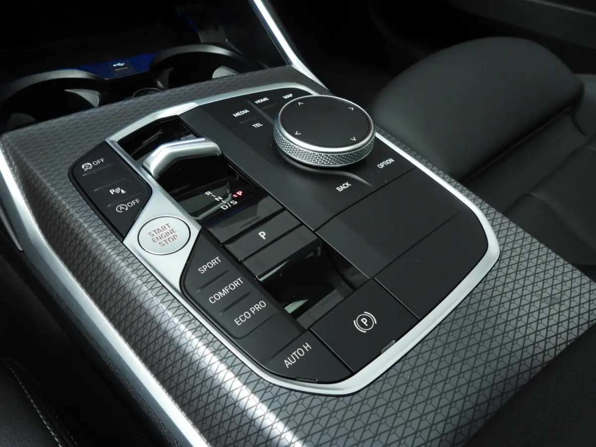 318i | M-Sportpakket | LED | Navigatie | Schuifdak | Trekhaak | Stoelverwarming | DAB | Alu 18 inch
