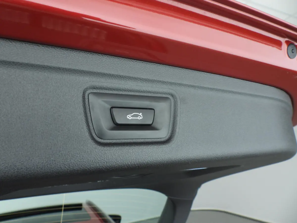 318i | M-Sportpakket | LED | Navigatie | Schuifdak | Trekhaak | Stoelverwarming | DAB | Alu 18 inch