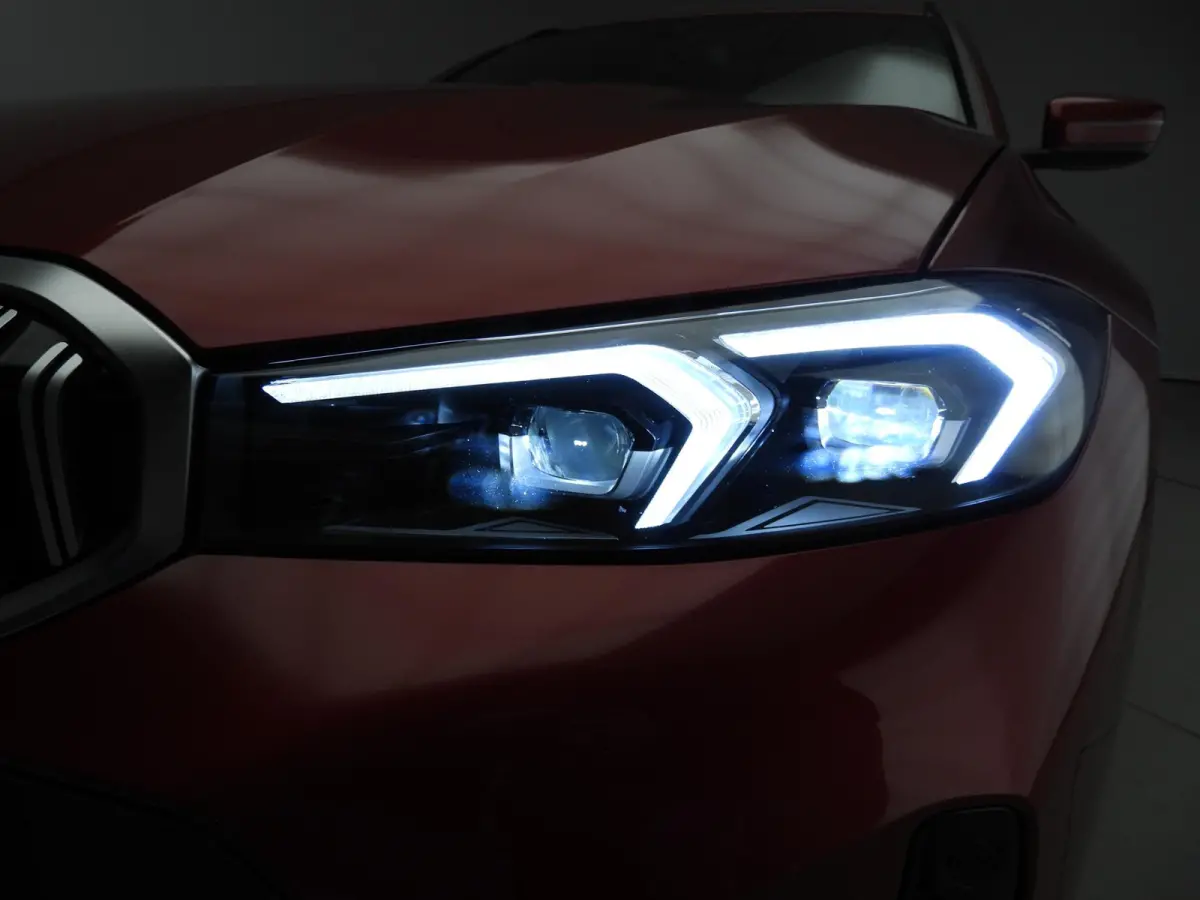 318i | M-Sportpakket | LED | Navigatie | Schuifdak | Trekhaak | Stoelverwarming | DAB | Alu 18 inch