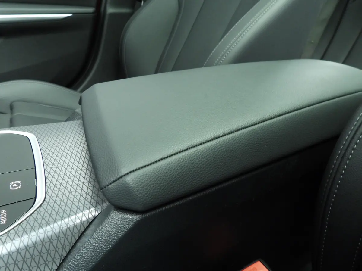 318i | M-Sportpakket | LED | Navigatie | Schuifdak | Trekhaak | Stoelverwarming | DAB | Alu 18 inch