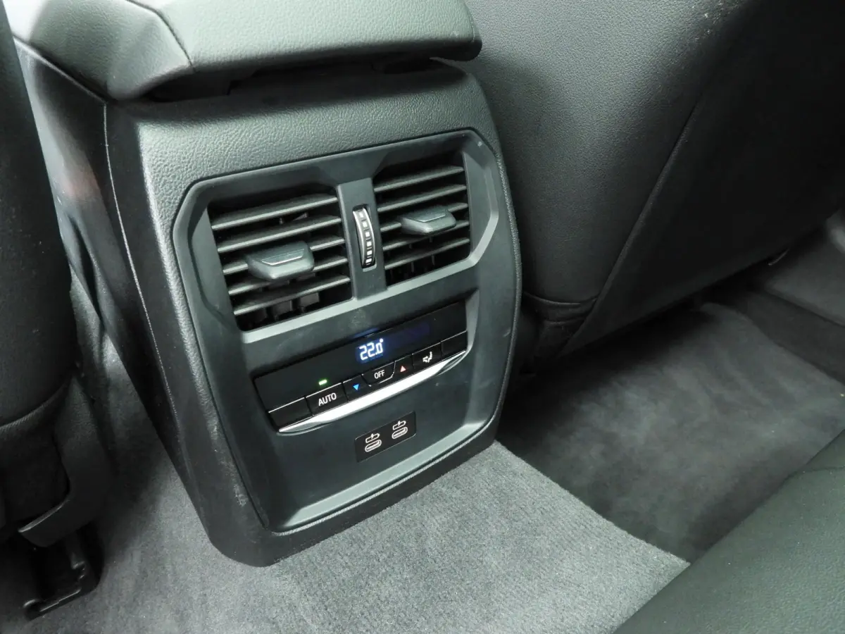 318i | M-Sportpakket | LED | Navigatie | Schuifdak | Trekhaak | Stoelverwarming | DAB | Alu 18 inch