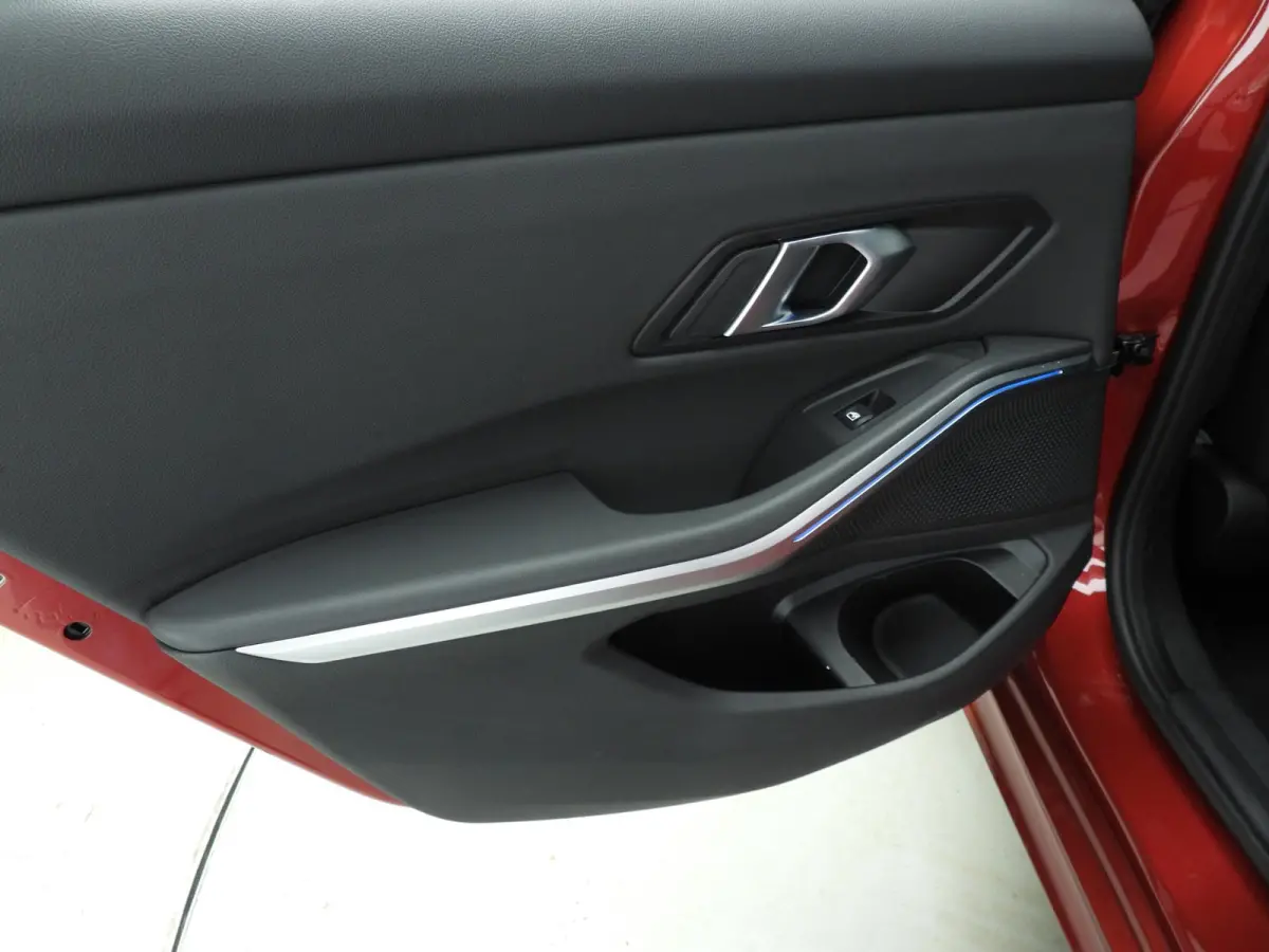318i | M-Sportpakket | LED | Navigatie | Schuifdak | Trekhaak | Stoelverwarming | DAB | Alu 18 inch