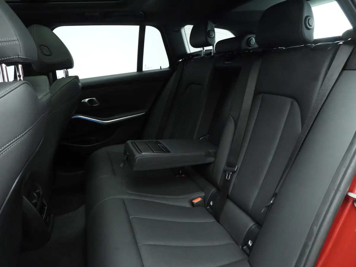 318i | M-Sportpakket | LED | Navigatie | Schuifdak | Trekhaak | Stoelverwarming | DAB | Alu 18 inch