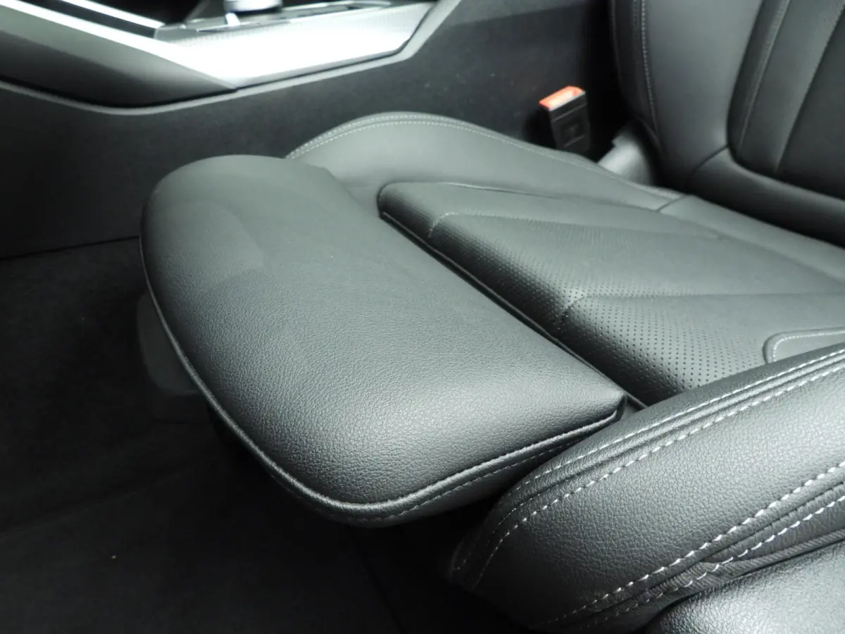 318i | M-Sportpakket | LED | Navigatie | Schuifdak | Trekhaak | Stoelverwarming | DAB | Alu 18 inch