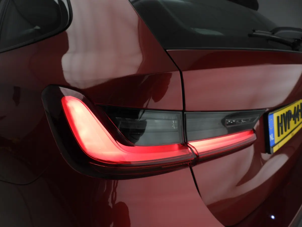 318i | M-Sportpakket | LED | Navigatie | Schuifdak | Trekhaak | Stoelverwarming | DAB | Alu 18 inch