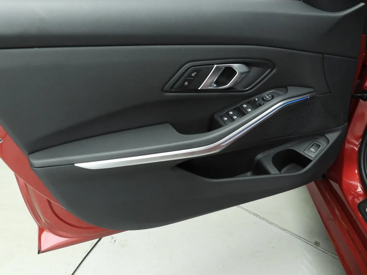 318i | M-Sportpakket | LED | Navigatie | Schuifdak | Trekhaak | Stoelverwarming | DAB | Alu 18 inch