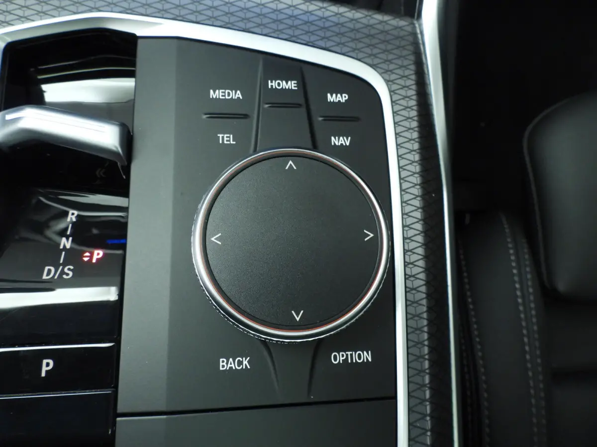 318i | M-Sportpakket | LED | Navigatie | Schuifdak | Trekhaak | Stoelverwarming | DAB | Alu 18 inch
