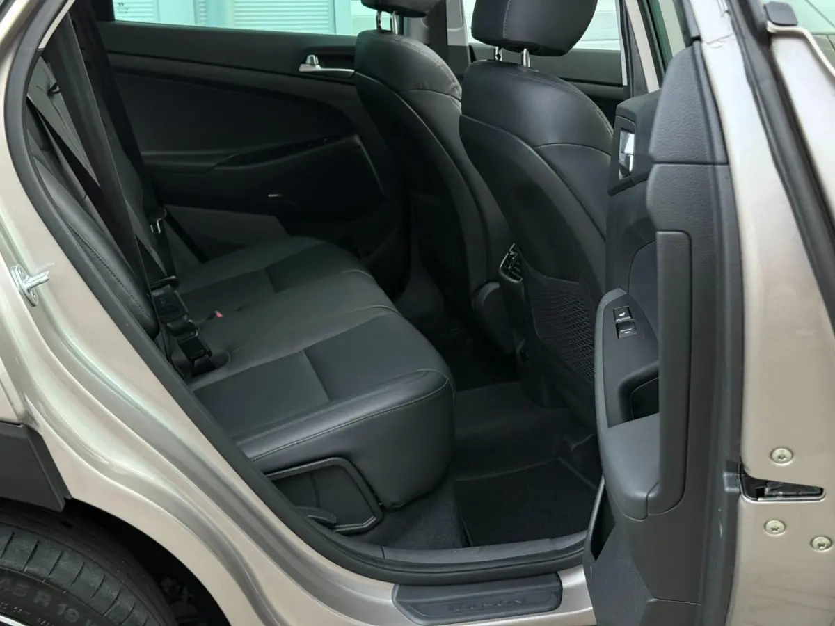 1.6 T-GDI PREMIUM / TREKHAAK / CARPLAY / PANO / 360 CAMERA / DODEHOEK / STOELVERKOELING + VERW / ELEK STOELEN /
