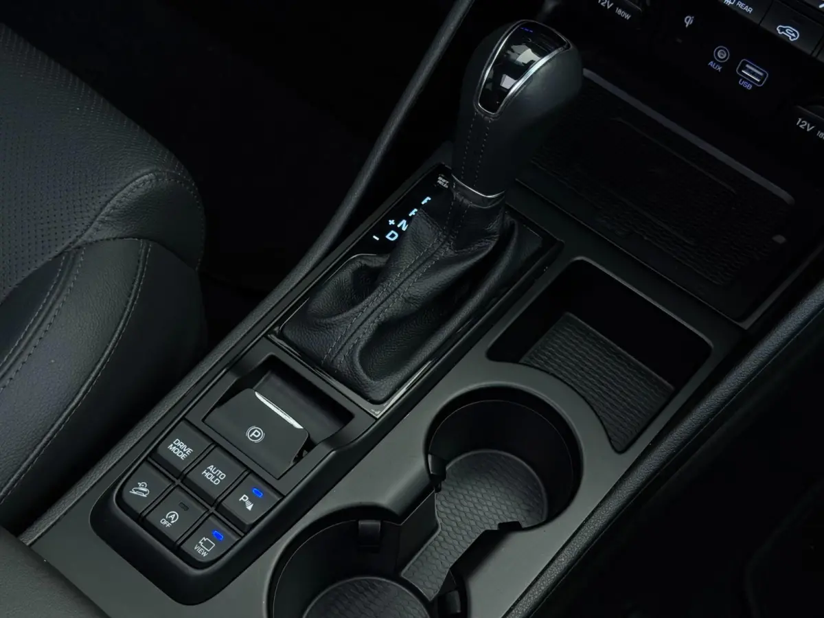 1.6 T-GDI PREMIUM / TREKHAAK / CARPLAY / PANO / 360 CAMERA / DODEHOEK / STOELVERKOELING + VERW / ELEK STOELEN /