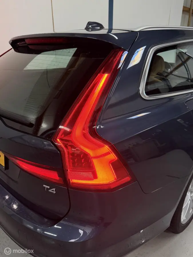 2.0 T4 Momentum Pro LEER/CARPLAY/TREKHAAK