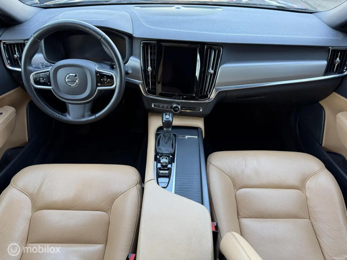 2.0 T4 Momentum Pro LEER/CARPLAY/TREKHAAK