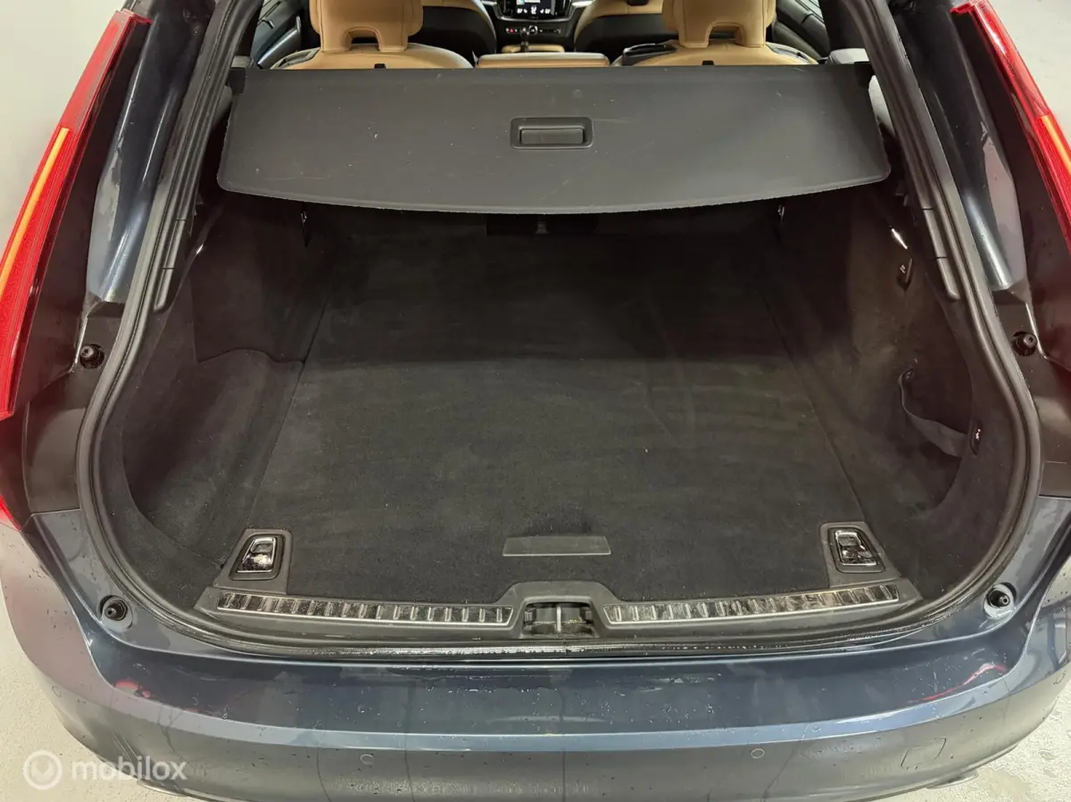 2.0 T4 Momentum Pro LEER/CARPLAY/TREKHAAK