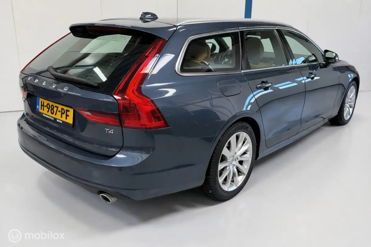 2.0 T4 Momentum Pro LEER/CARPLAY/TREKHAAK