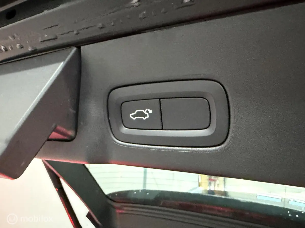 2.0 T4 Momentum Pro LEER/CARPLAY/TREKHAAK