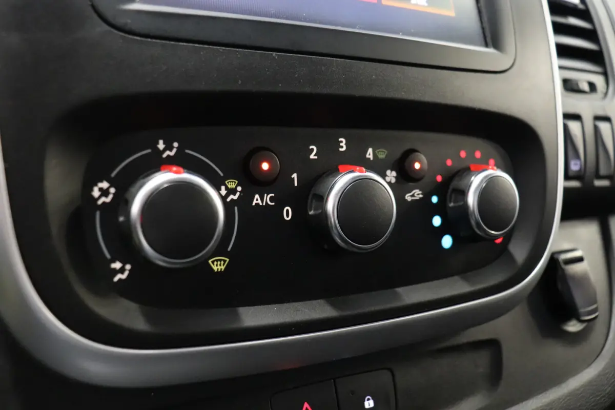 2.0 dCi 145PK L2 Automaat EURO 6 - Airco - Cruise - Trekhaak - €14.900,- Excl.