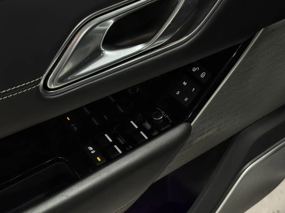 3.0 V6 SC AWD R-Dynamic HSE